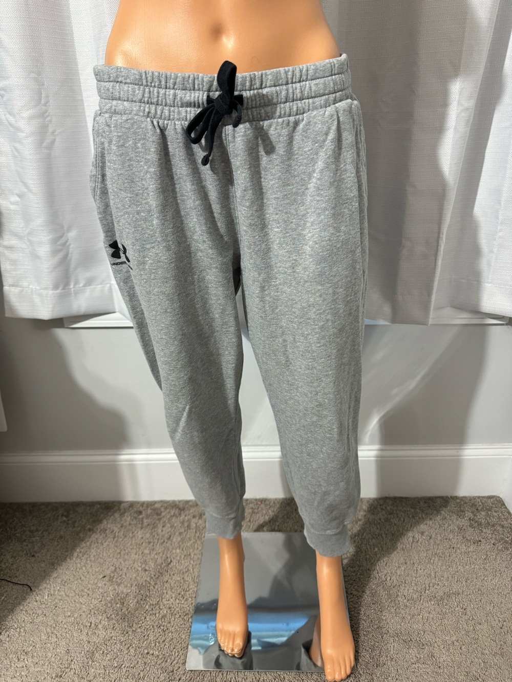 Great Under Armour size L gray loose fit sweatpants women great
